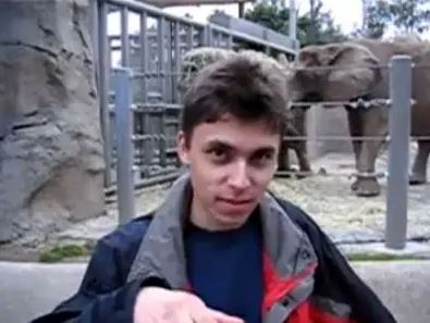 YouTube上出现第一部视频：《我在动物园》